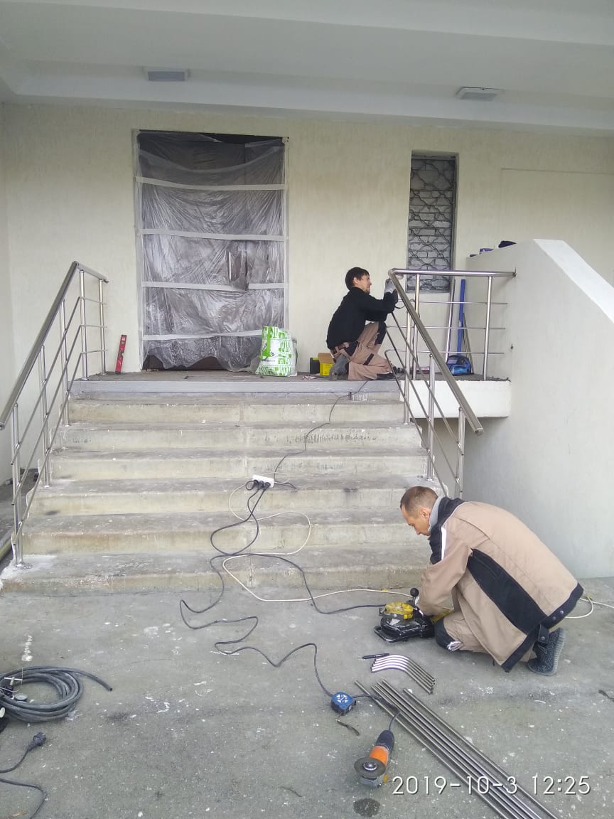 Ведется ремонт черного входа в доме 36 поселка Развилка. Проводится ремонт ступеней и установка перил.
